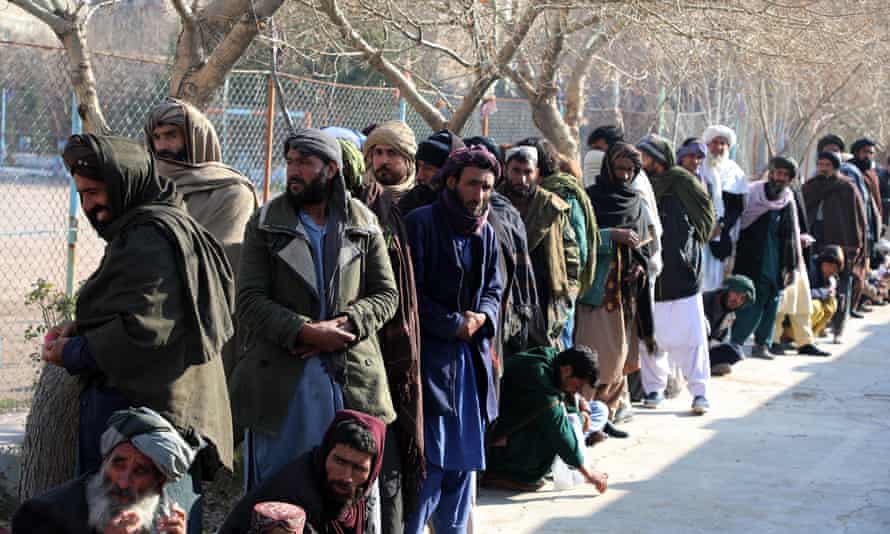 Afghanen warten stundenlang auf Nahrungsmittelhilfe.