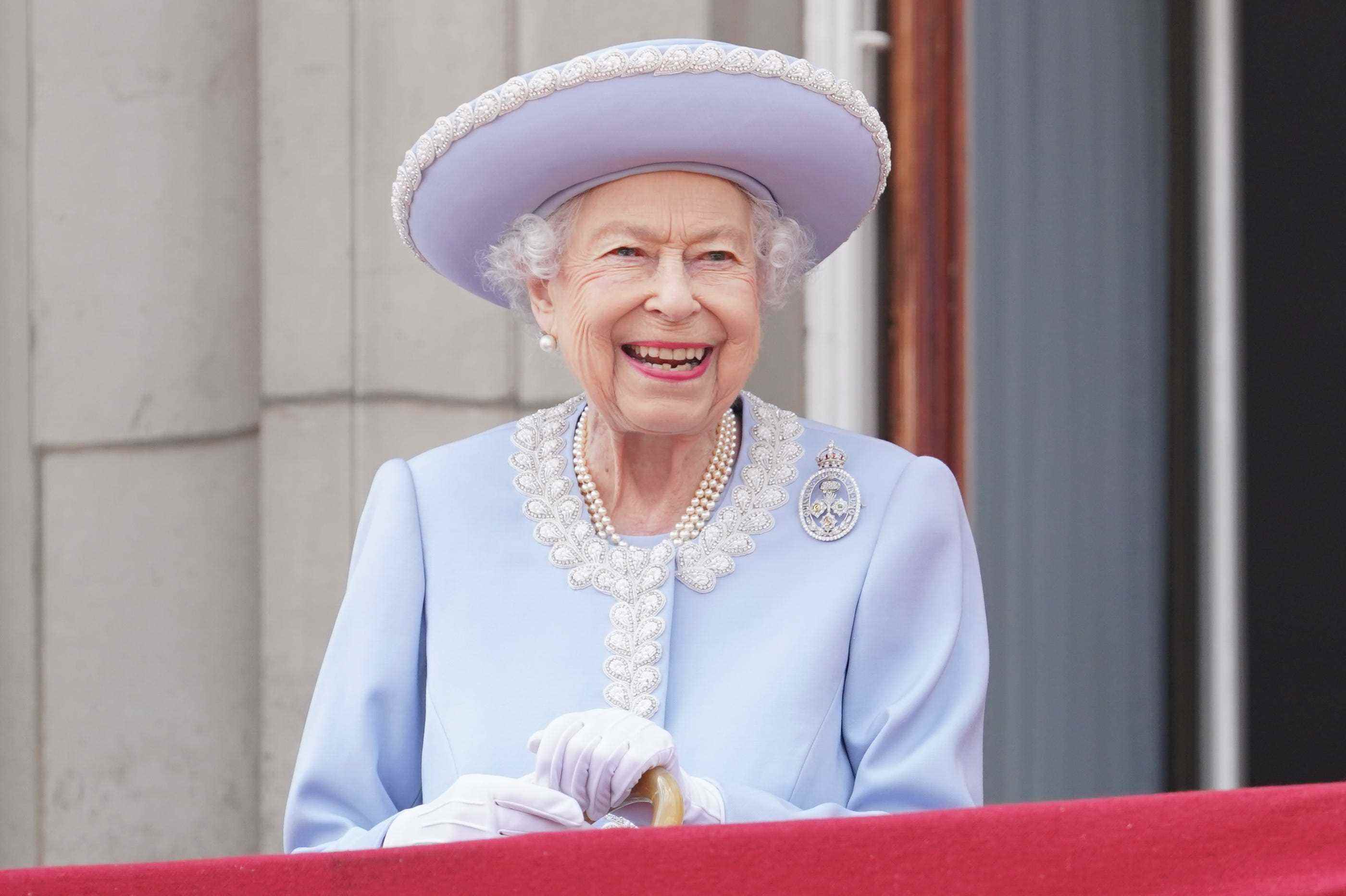 Königin Elizabeth II. beobachtet vom Balkon des Buckingham Palace während der Trooping the Colour-Parade die Trooping the Colour-Parade am 2. Juni 2022 in London, England.