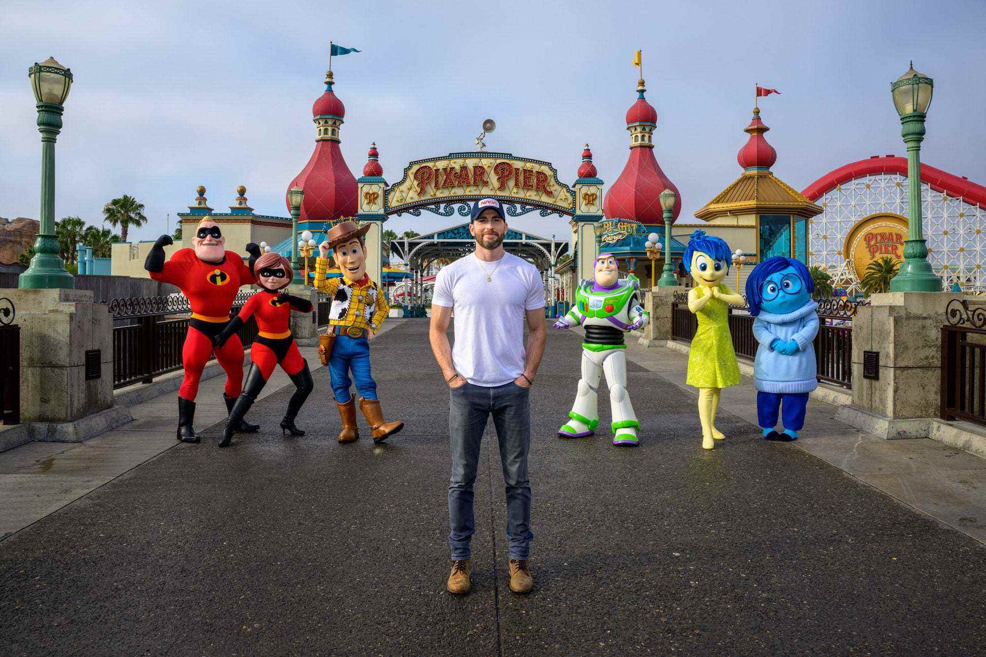Chris Evans posiert am 11. Juni 2022 mit Pixar-Figuren in Disneyland.