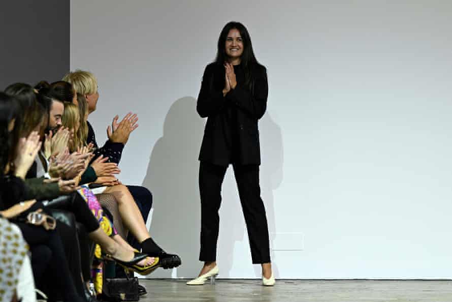Gabriella Pereira trägt bei ihrer Laufstegshow 2022 während der australischen Modewoche ein komplett schwarzes Outfit mit cremefarbenen Schuhen und Kristallabsätzen.