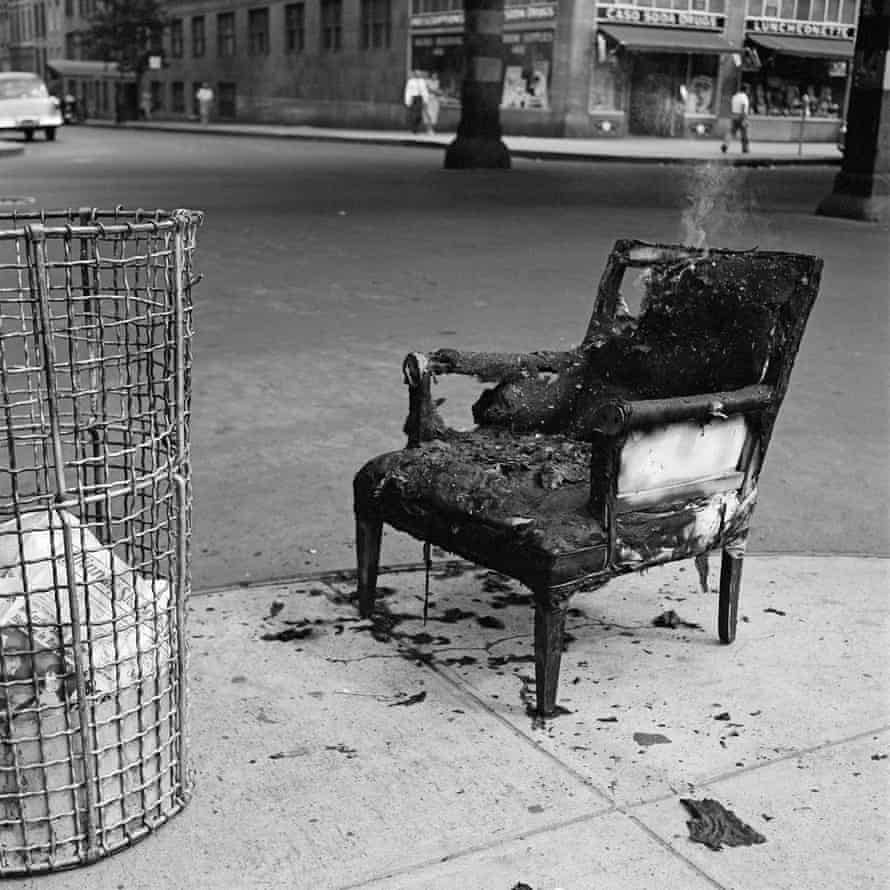 Ein ausgebrannter Sessel neben einem Drahteimer … New York, 1954.