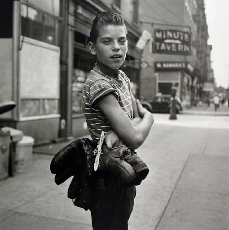 Ein Junge schaut direkt in die Kamera, New York, 1954.