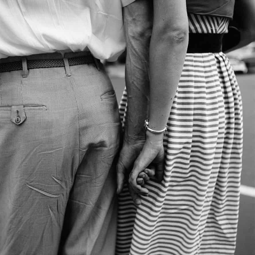 Ein Händchen haltendes Paar wurde 1954 in New York von hinten aus halber Höhe erschossen.