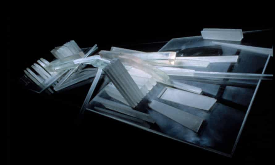 Gesplitterte Plexiglasscherben … Bewohnbares Brückenmodell (1996).