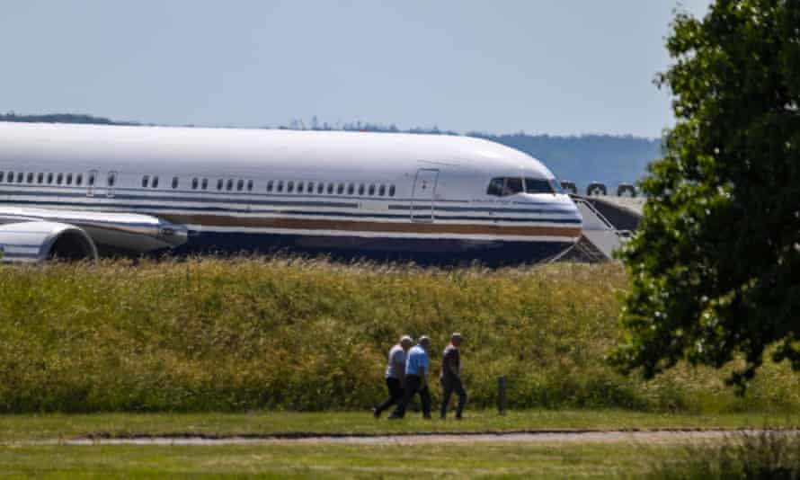 Diese Boeing 767 ist das Flugzeug, das angeblich Asylsuchende auf dem Abschiebeflug EC-LZO auf dem Luftwaffenstützpunkt Boscombe Down in Salisbury nach Ruanda bringen soll