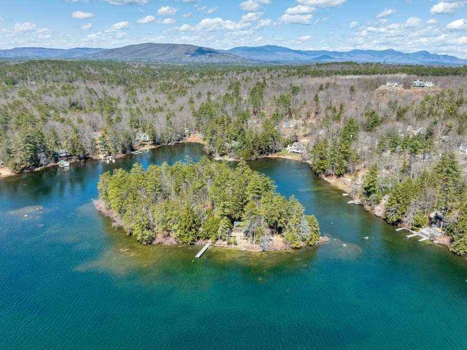 Hermit Island liegt mitten im Lake Winnipesaukee in New Hampshire.
