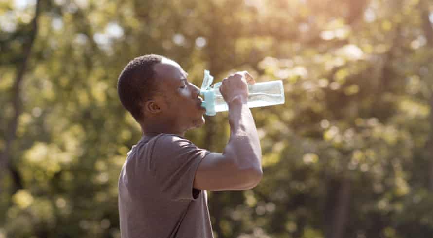 Nehmen Sie Wasser mit, um das Risiko einer Austrocknung zu verringern.