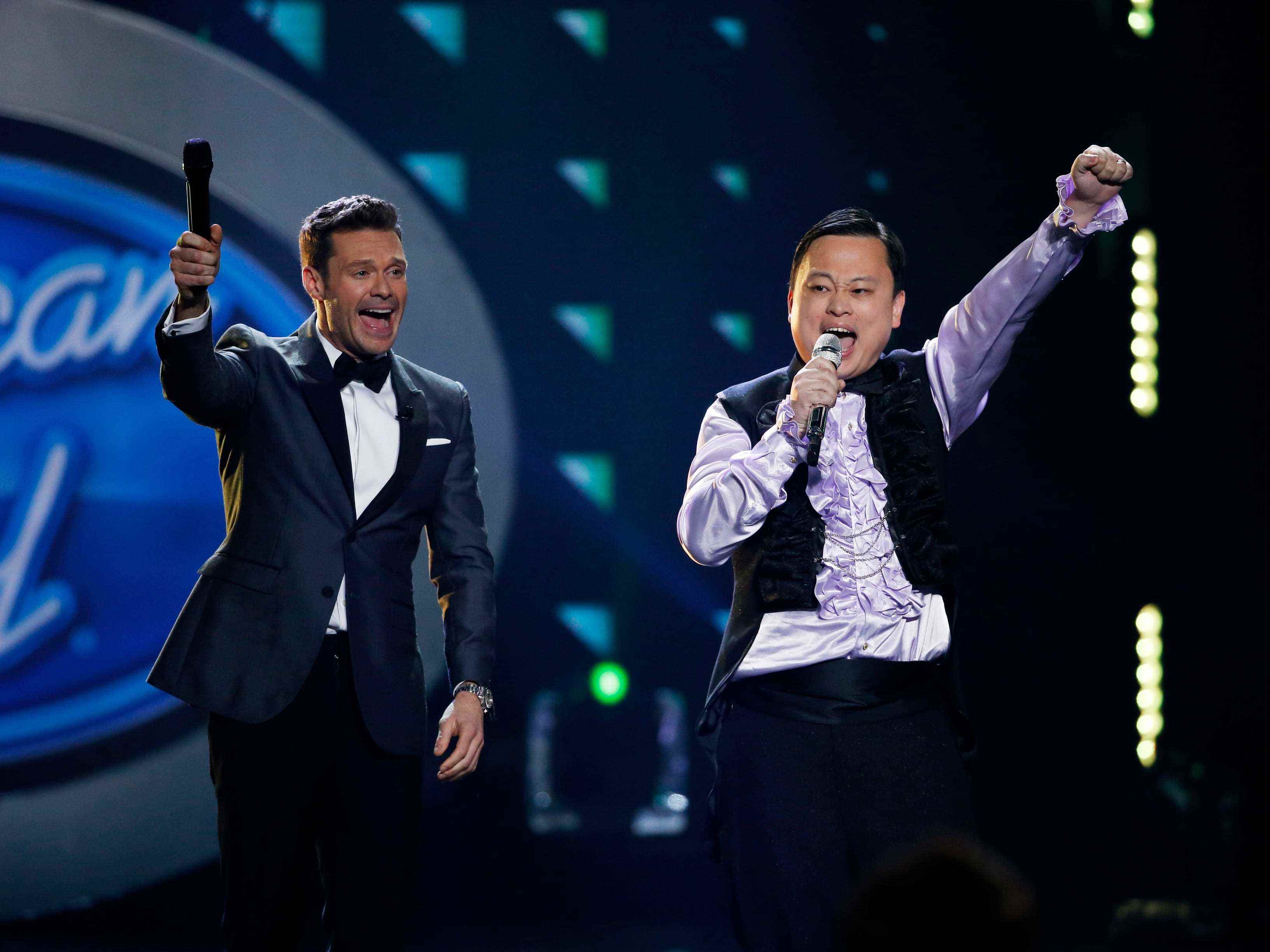 Ryan Secret beobachtet William Hung beim Auftritt von American Idol im Jahr 2022