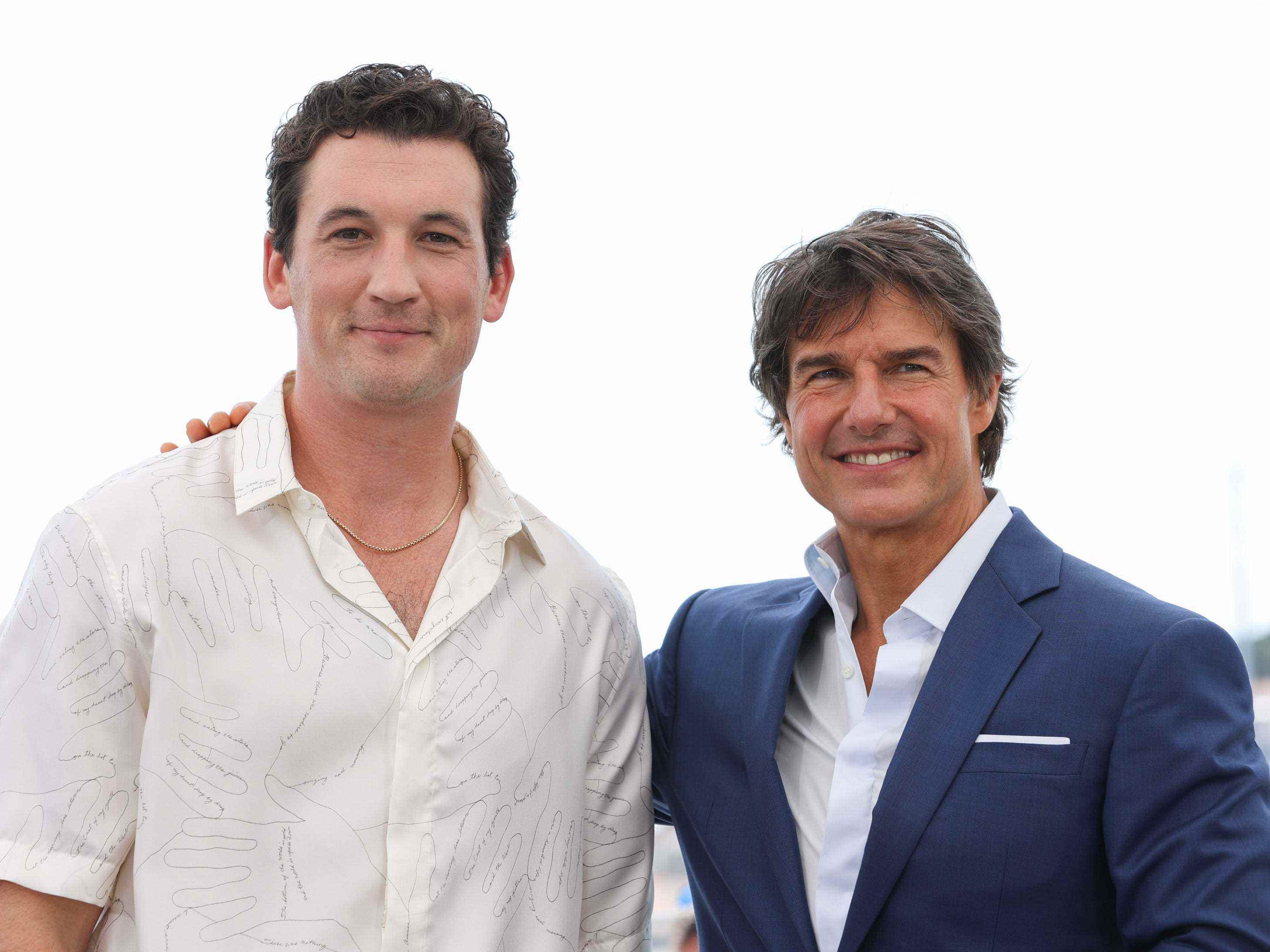 Miles Teller und Tom Cruise besuchen den Fototermin von „Top Gun: Maverick“