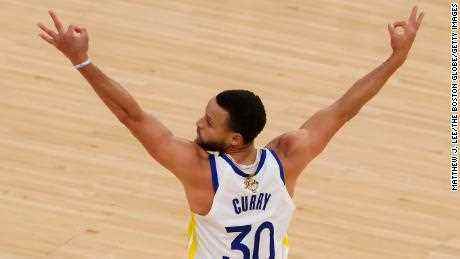 Curry reagiert, nachdem Teamkollege Klay Thompson einen Drei-Punkte-Korb gegen die Celtics gemacht hat.