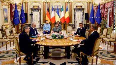 Von links: Der italienische Premierminister Mario Draghi, der deutsche Bundeskanzler Olaf Scholz, der ukrainische Präsident Wolodymyr Selenskyj, der französische Präsident Emmanuel Macron und der rumänische Präsident Klaus Iohannis treffen sich am 16. Juni 2022 zu einer Arbeitssitzung in Kiew.