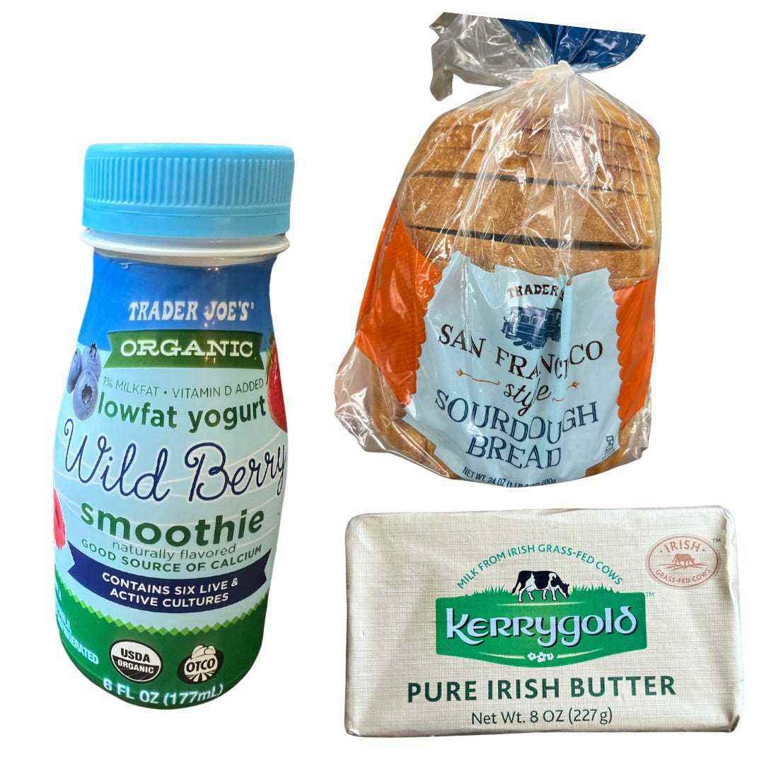 Eine blaue Dose mit einem Waldbeer-Smoothie, eine Packung geschnittenes Brot und ein Stück Butter