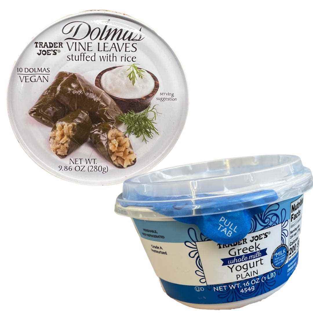 Ein Behälter mit Dolmas und ein blau-weißer Behälter mit griechischem Joghurt