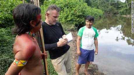 Dom Phillips (C) spricht 2019 mit zwei indigenen Männern in Aldeia Maloca Papiú, Bundesstaat Roraima, Brasilien. 