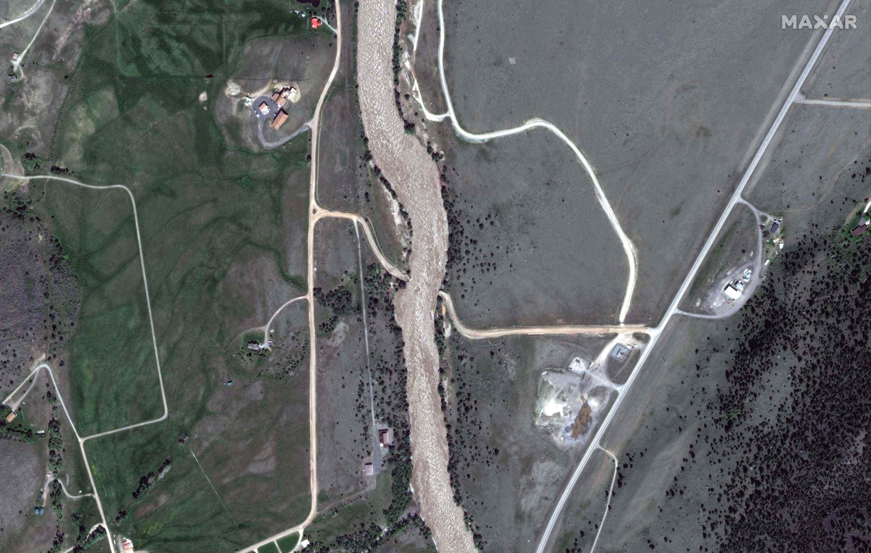 satellitenbild weiß grau braun angeschwollener yellowstone river mit straßenbrücke weg
