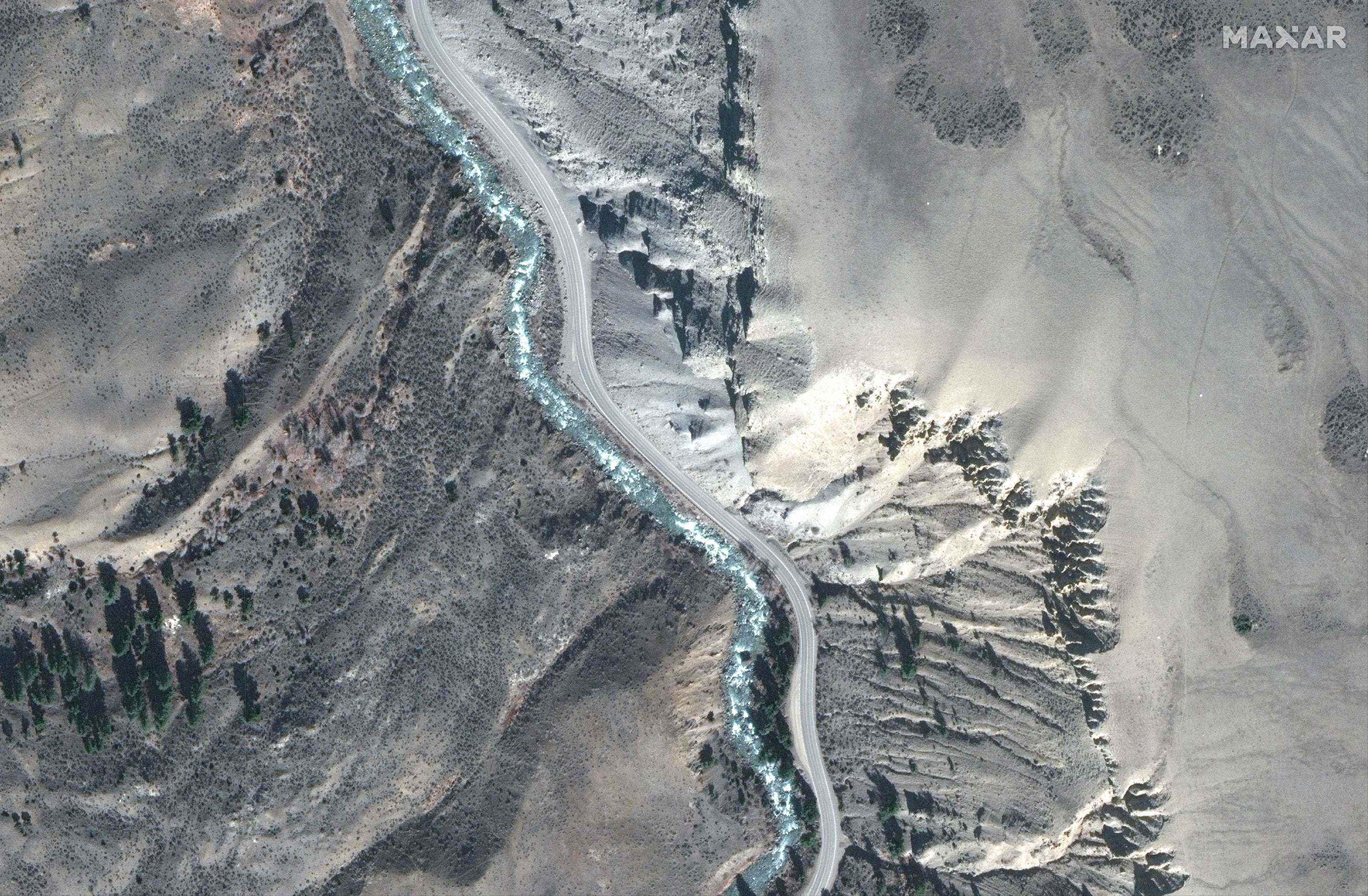 Das Satellitenbild zeigt eine Bergstraße, die entlang des Blue River in Yellowstone verläuft