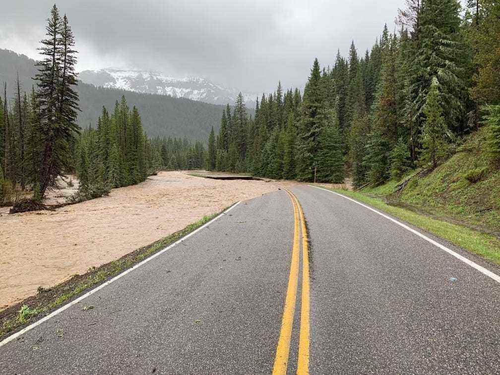 Yellowstone-Straße mit einem Abschnitt, der von einem reißenden Fluss weggespült wurde