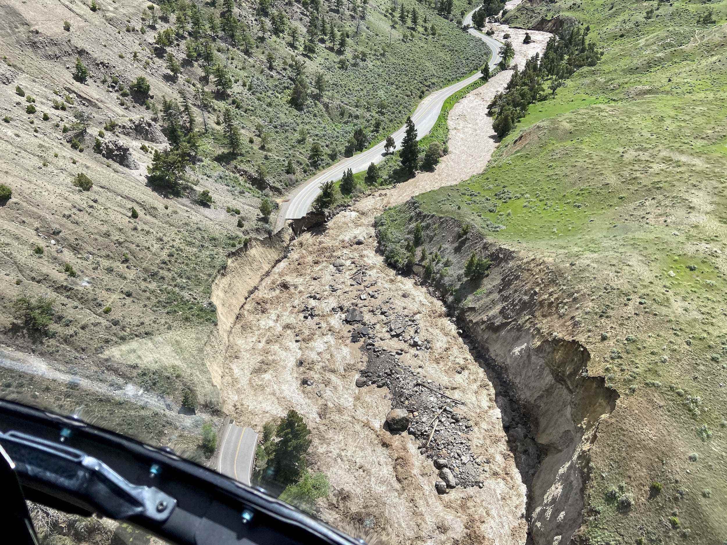 angeschwollener Fluss mit erodierten Ufern in Yellowstone