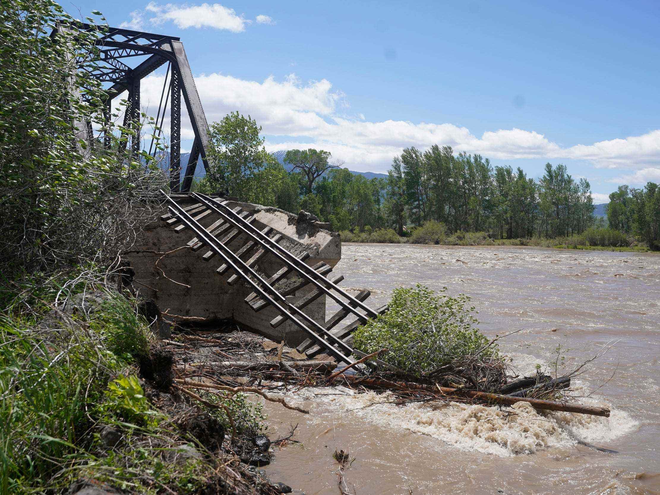Bahngleise Brücke in den Yellowstone River gefallen
