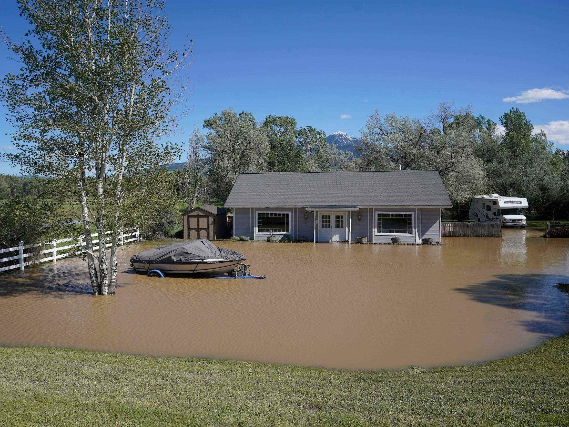 Haus und Boot im Hochwasser