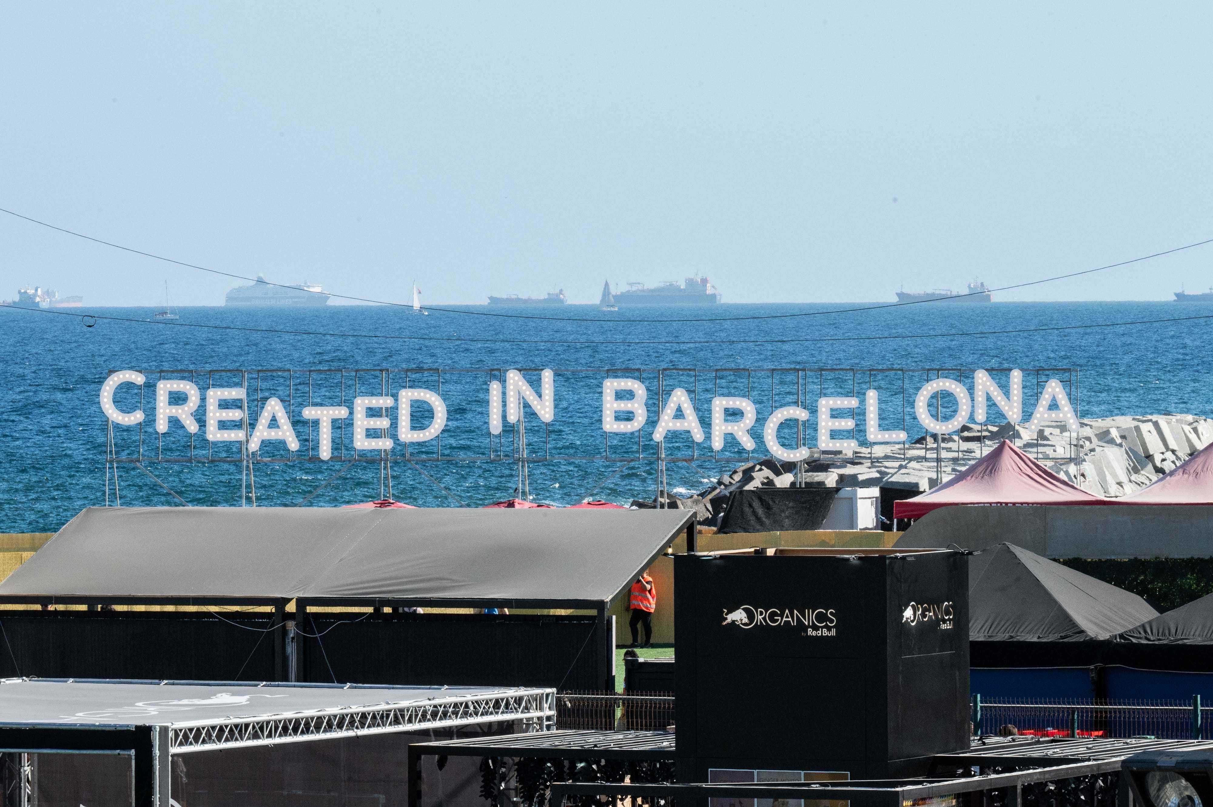 Das „Created In Barcelona“-Schild steht während Primavera Sound 2022 vor dem Meer mit Schiffen in der Ferne.