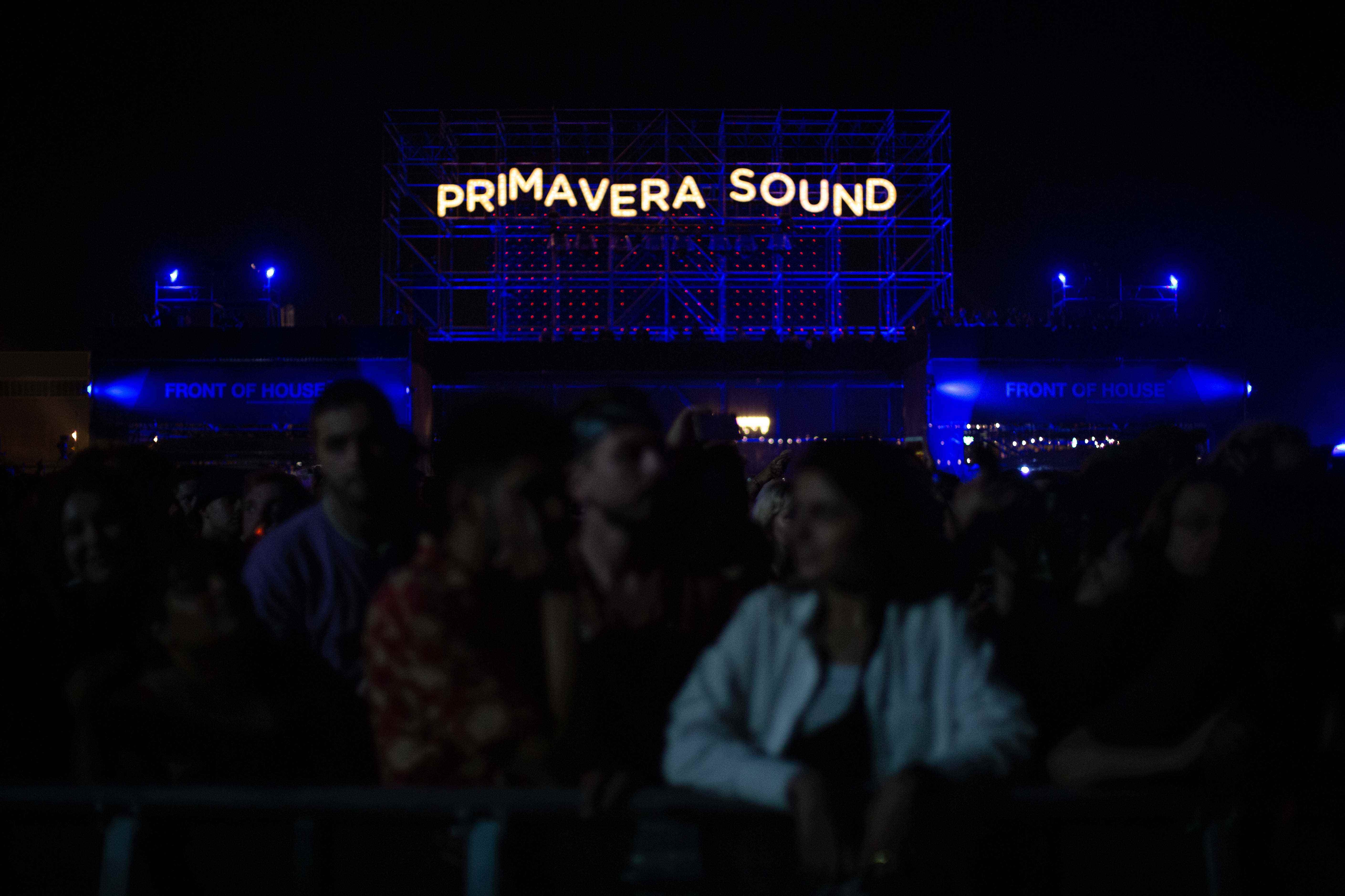 Eine Gruppe von Menschen in der Nacht am ersten Tag des Primavera Sound Festivals 2022.
