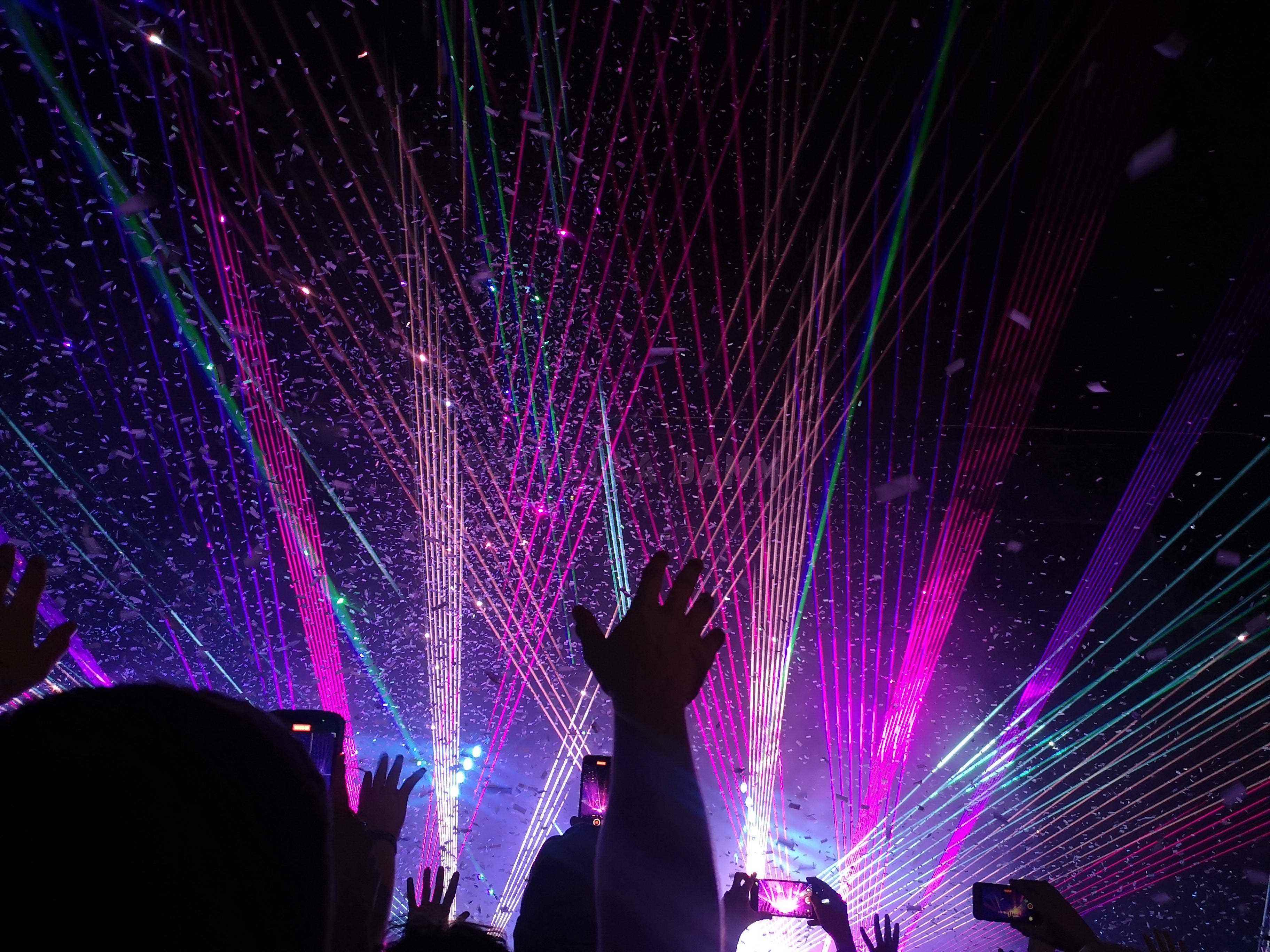 Beleuchtung und Konfetti während des Auftritts von Tame Impala am letzten Tag des Festivals.