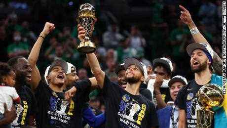 Curry erhält den Bill Russell NBA Finals MVP Award, nachdem er die Celtics in Spiel 6 der NBA Finals 2022 besiegt hat.
