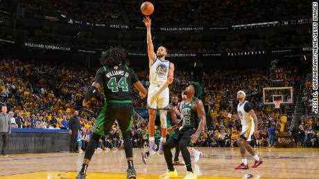 Curry schießt den Ball in Spiel 5 des NBA-Finales 2022 gegen die Celtics.