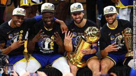 Andre Iguodala, Draymond Green, Klay Thompson und Curry posieren für ein Foto, nachdem sie die Boston Celtics in Spiel 6 der NBA Finals 2022 besiegt haben.