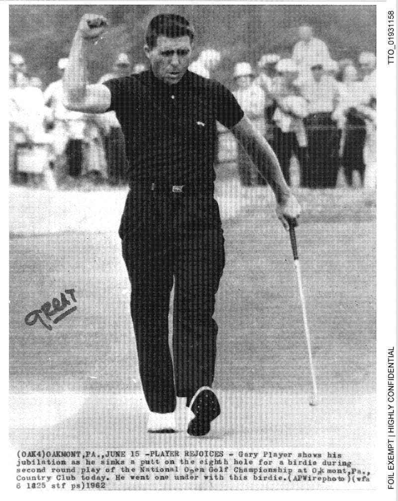 Dieses mit „HIGHLY CONFIDENTIAL“ gekennzeichnete Foto von Associated Press aus dem Jahr 1962 des großartigen Golfspielers Gary Player ist eines der wenigen Dokumente mit Donald Trumps Handschrift, das der Untersuchung der Trump Organization durch den Generalstaatsanwalt von New York übergeben wurde.