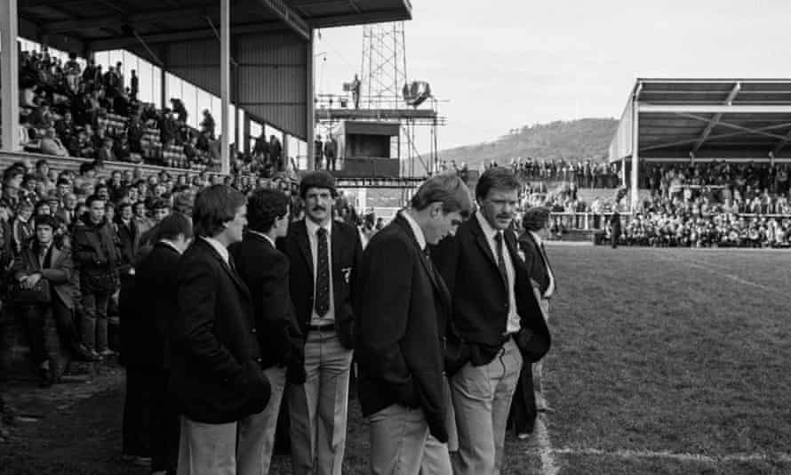 Geoff Old (zweiter von rechts) mit den All Blacks vor dem Spiel, bevor er im Oktober 1980 gegen Llanelli antrat.