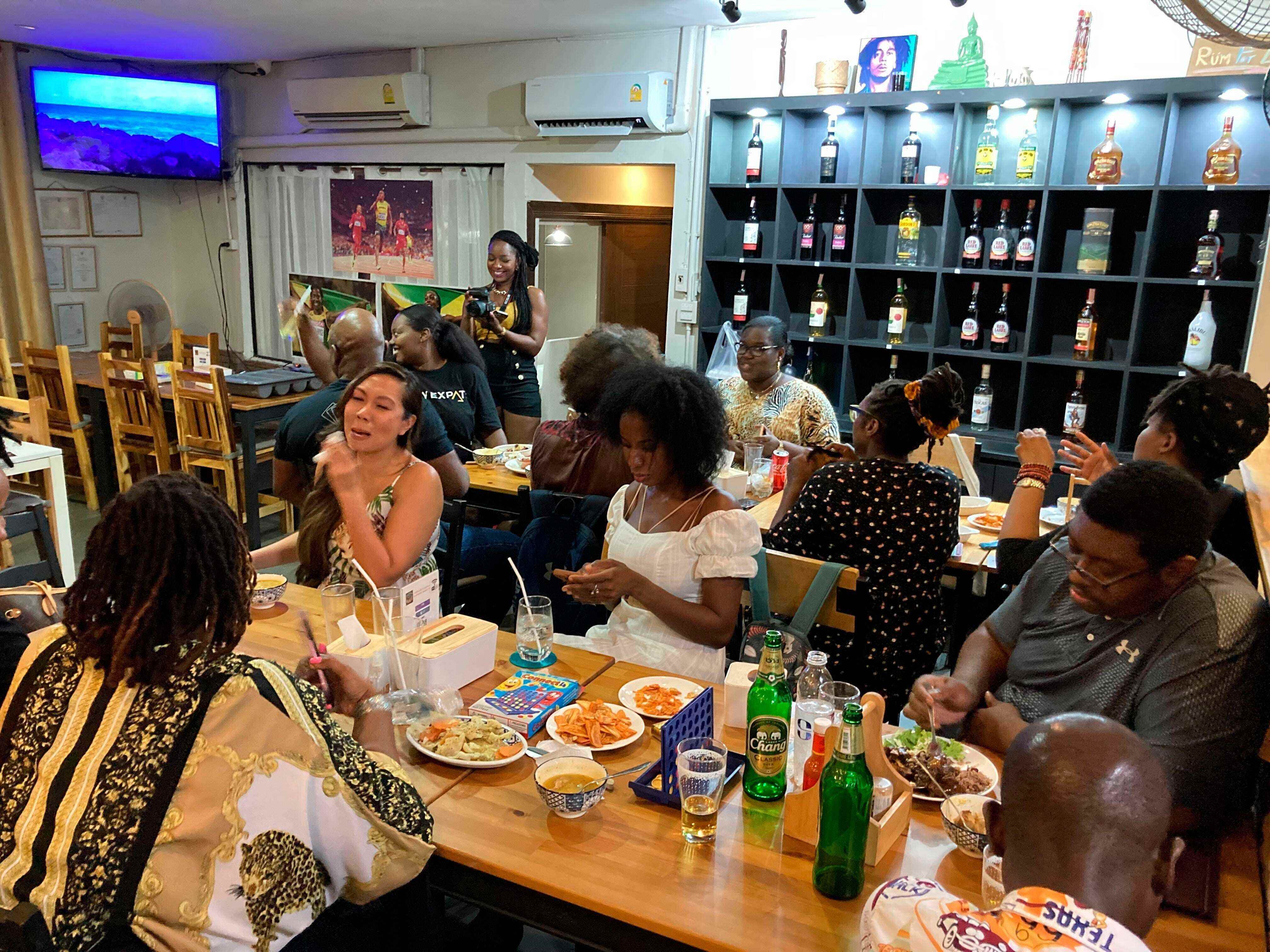 Etwa 20 im Ausland lebende Menschen afrikanischer Abstammung versammeln sich zum Abendessen in einem jamaikanischen Restaurant in Bangkok, Thailand, um Amerikas neuesten Bundesfeiertag, den 18. Juni, am Samstag, den 18. Juni 2022, in Bangkok, Thailand, zu feiern.