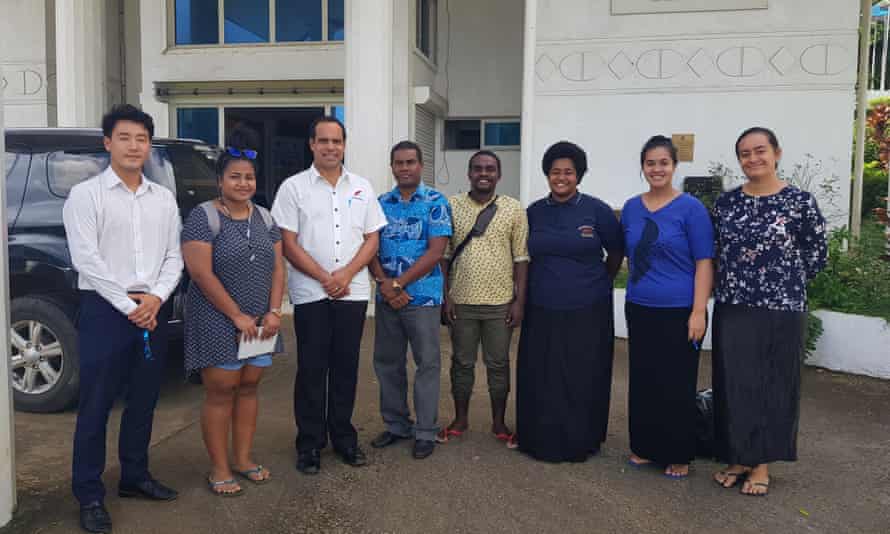 Solomon Yeo und andere Jurastudenten treffen 2019 den Außenminister von Vanuatu, Ralph Regenvanu