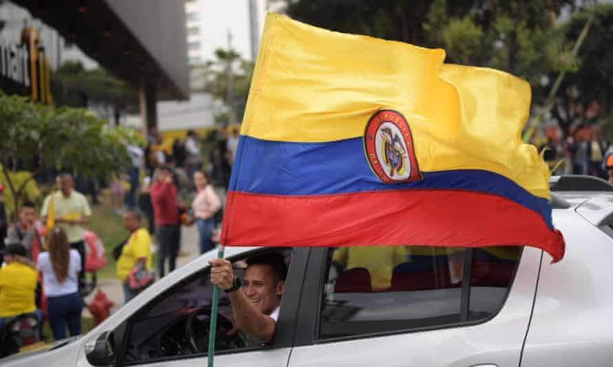 Ein Unterstützer von Gustavo Petro feiert seine Wahl zum kolumbianischen Präsidenten.