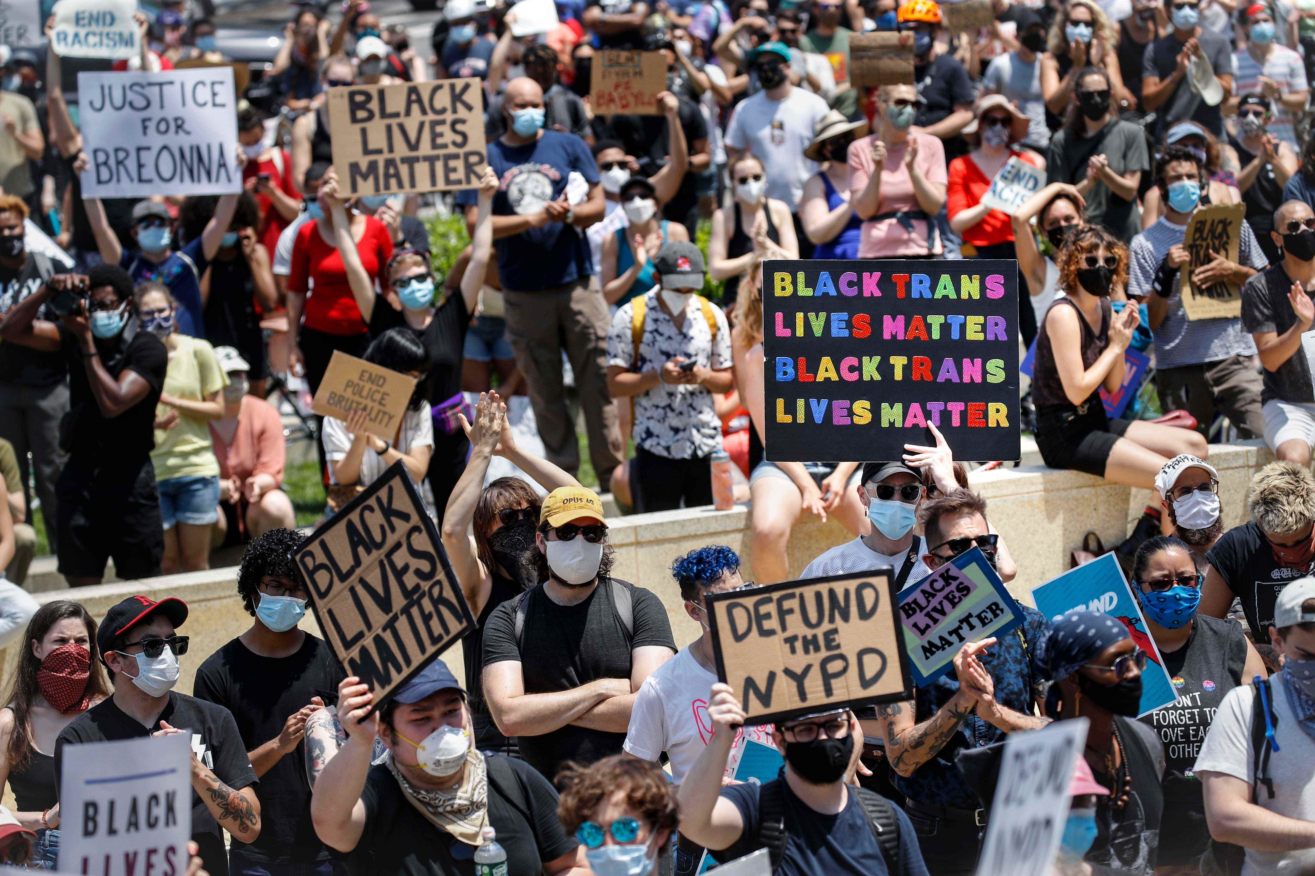 Eine Gruppe von Demonstranten demonstriert am 16. Juni aus Solidarität mit der Black-Lives-Matter-Bewegung.
