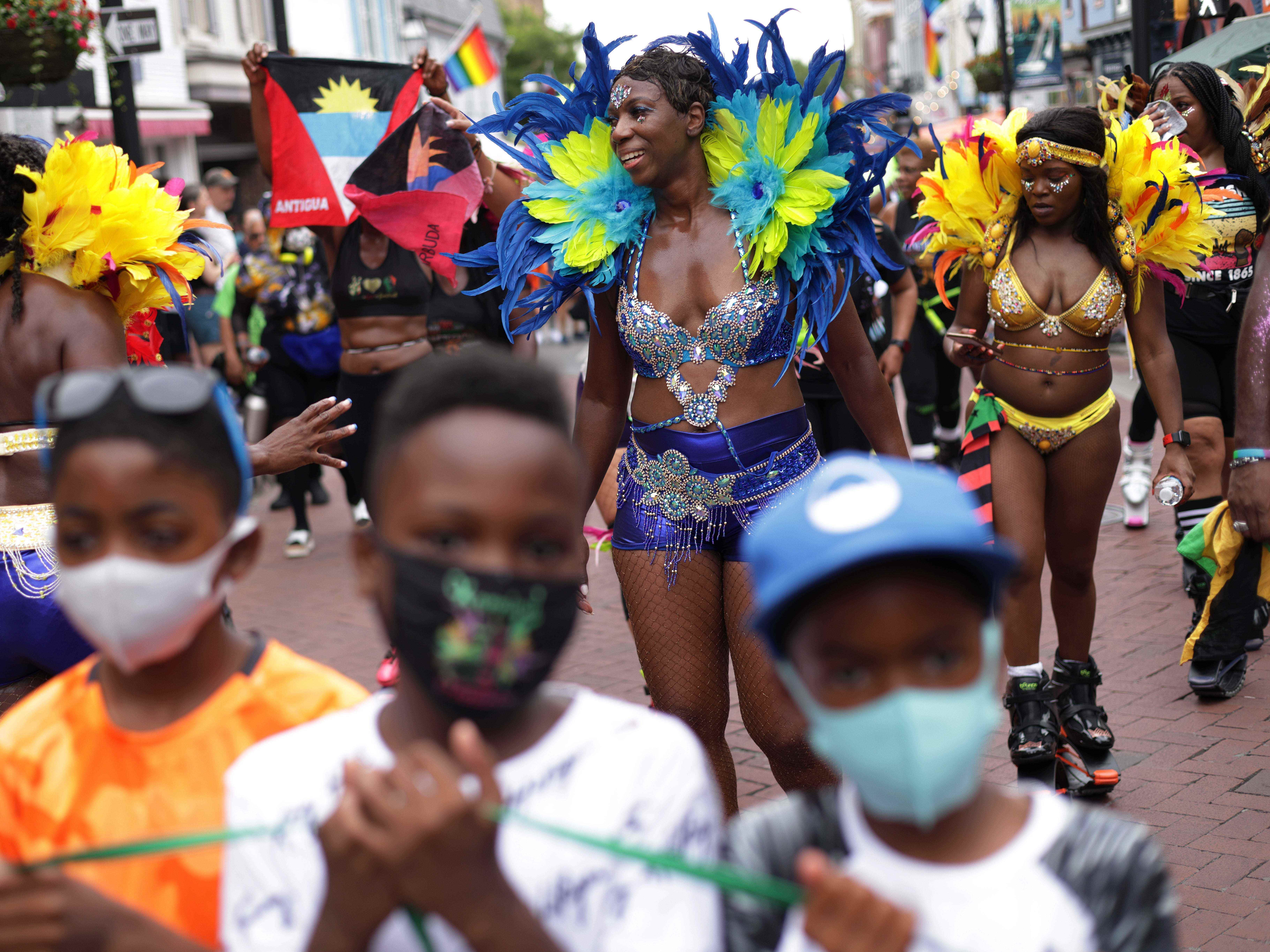 La'Verne Webb (C) von Soul2Sole Bounce Fitness trägt ein Karnevalskostüm, als sie an einer Parade zur Feier des 19. Juni 2021 in Annapolis, Maryland, teilnimmt.