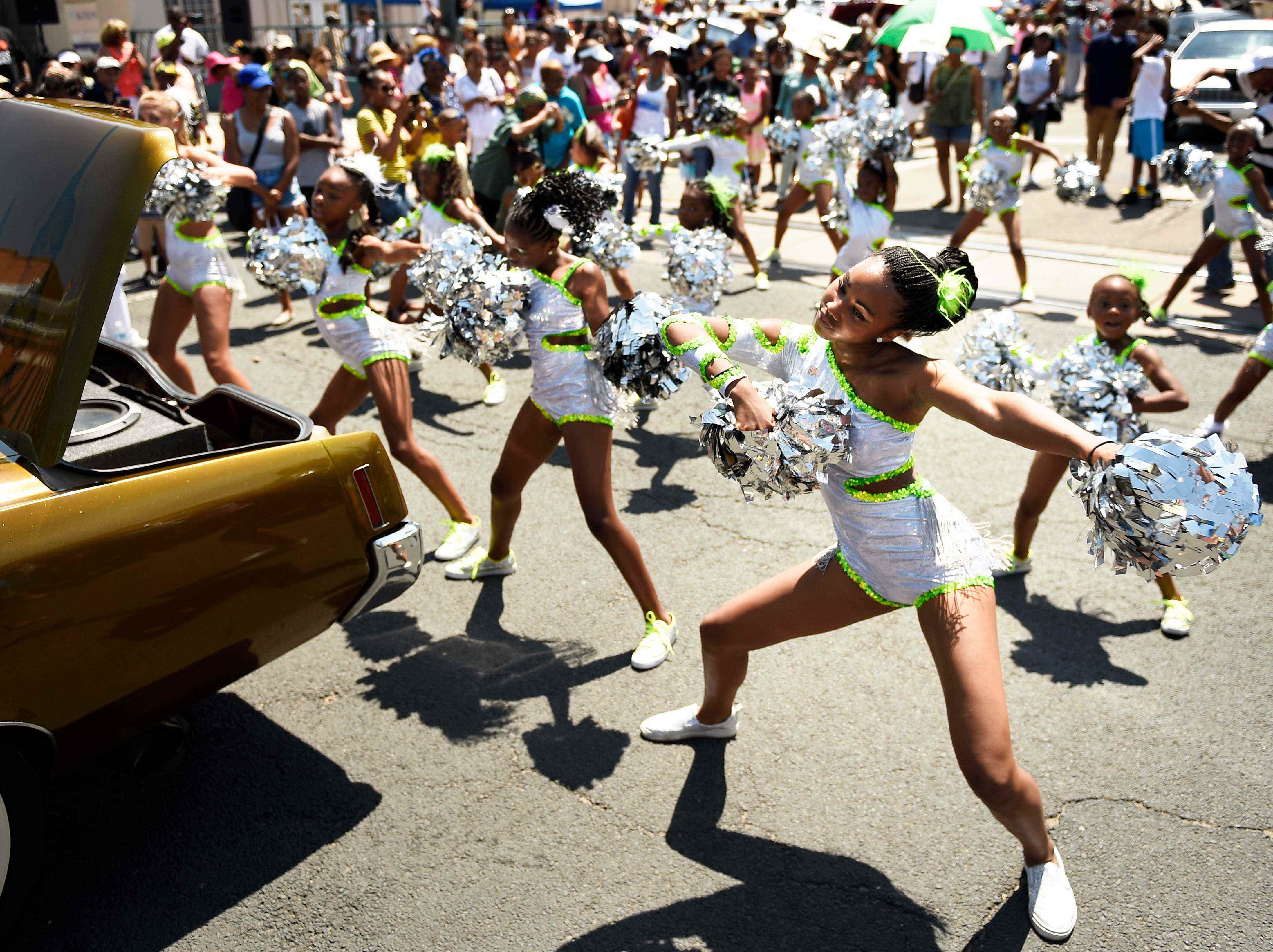 Anaja Campbell (ganz rechts) und die Denver Dancing Diamonds treten während der Juneteenth Celebration Parade am 27. in Historic Five Points auf.