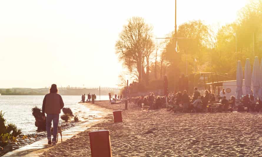 Ein Strand an der Elbe.