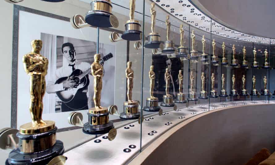Es hätte so anders sein können … ein Foto von Elvis, umgeben von Oscars, die von MGM-Filmen gewonnen wurden.
