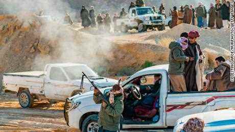 Ein Mann feiert das Ende des jährlichen Kamelrennens im Wadi Zalaga, indem er mit einem Gewehr im Sinai, Ägypten, schießt.