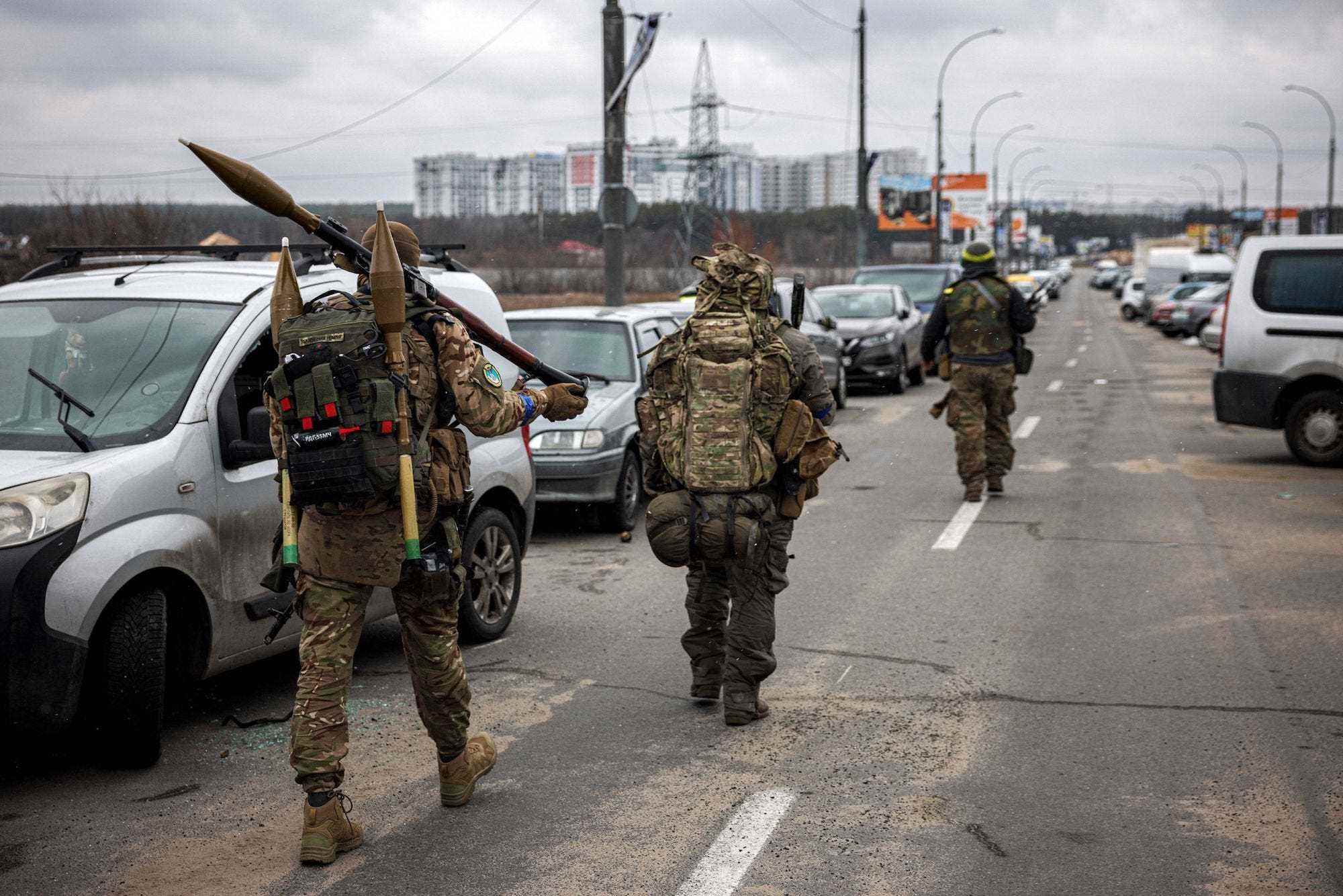 Ukrainische Truppen Soldaten RPG Scharfschützengewehre Irpin