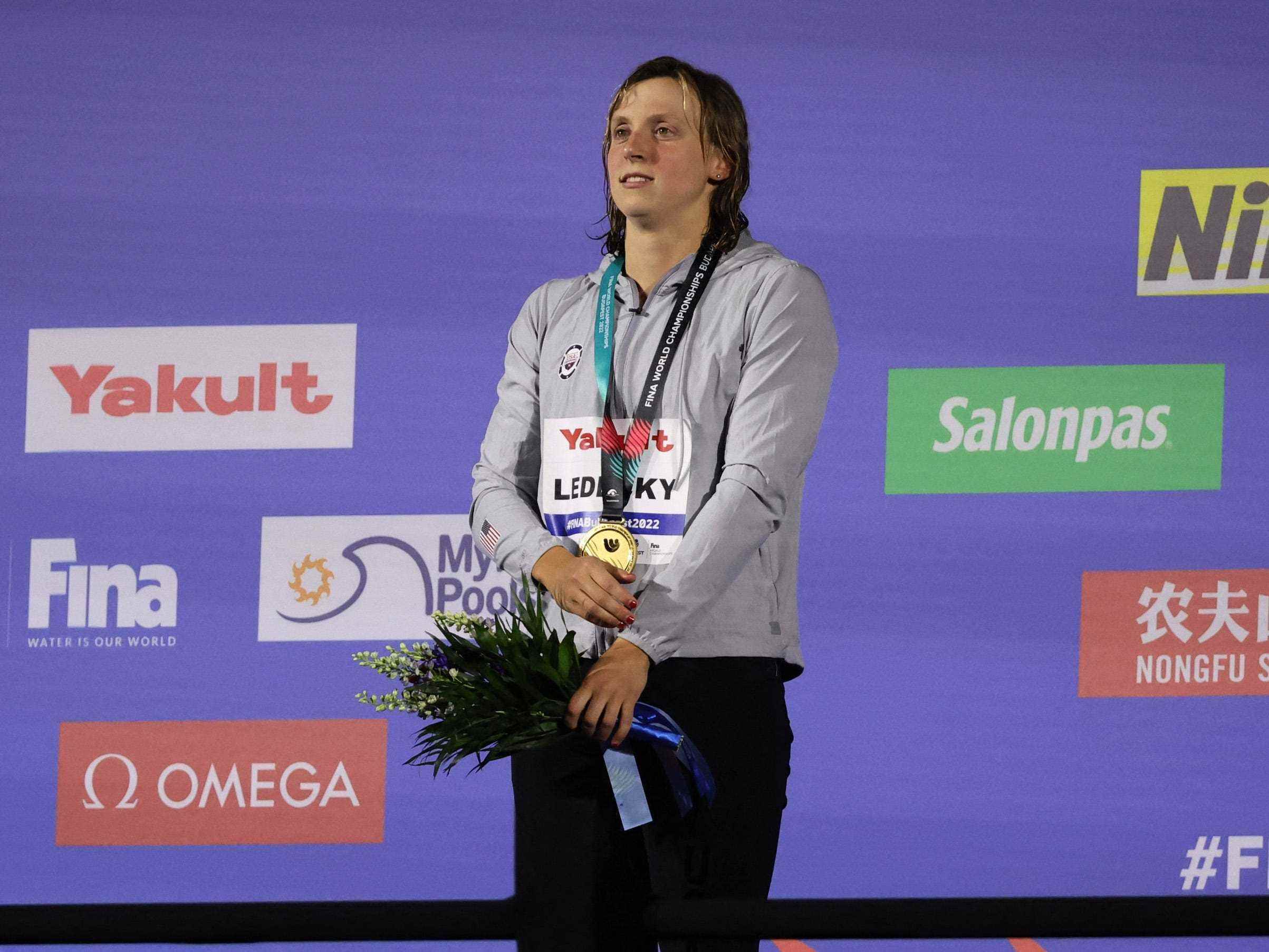 Katie Ledecky posiert mit ihrer Goldmedaille der FINA-Weltmeisterschaft 2022.
