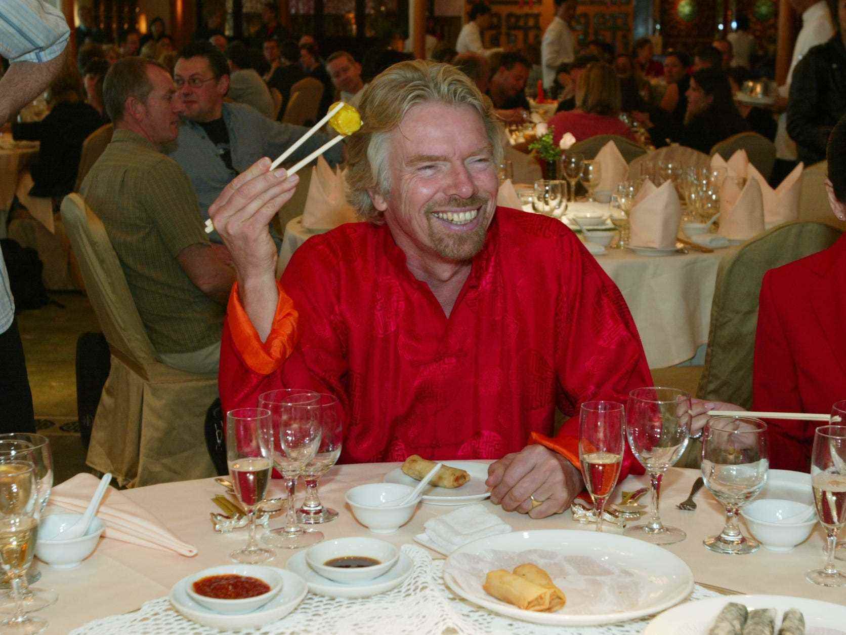 Richard Branson, Vorsitzender von Virgin Atlantic Airways, genießt Dim Sum im Jumbo Floating Restaurant in Aberdeen.  7. Dezember 2004