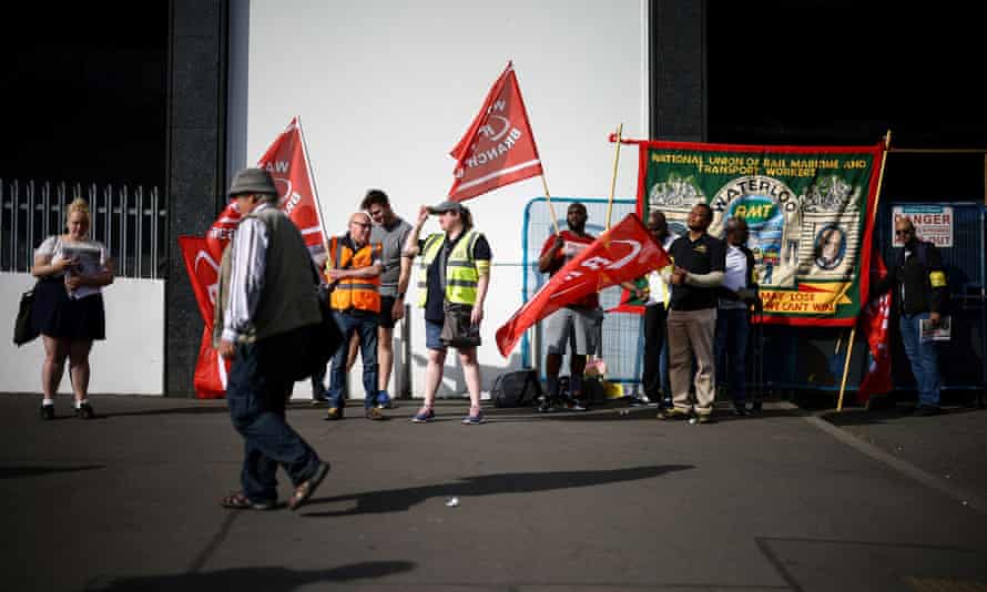 Eisenbahner streiken vor der Waterloo Station.