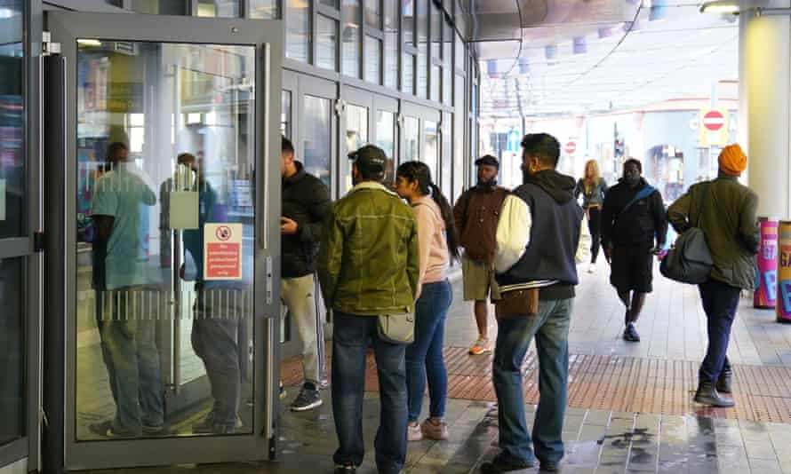 Passagiere warten darauf, dass sich die Türen um 7 Uhr am Bahnhof Birmingham New Street öffnen.
