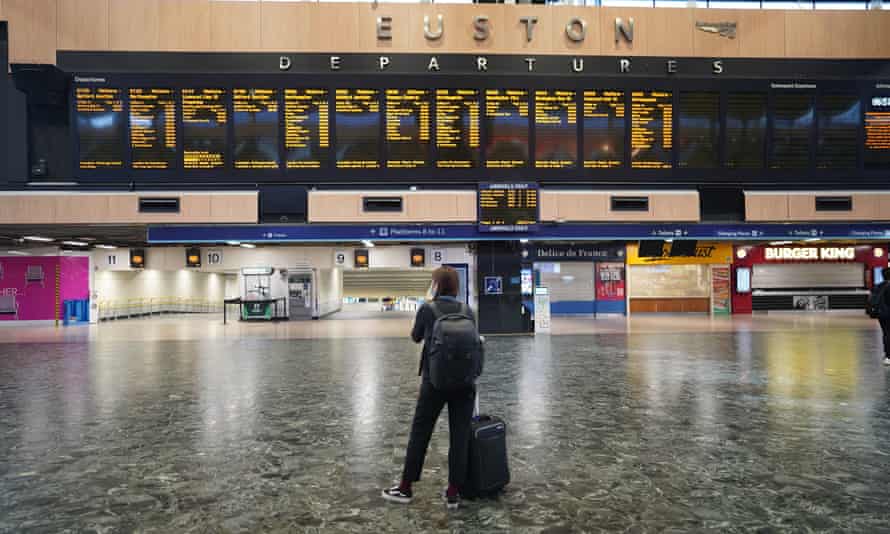 Passagiere am Bahnhof Euston in London.