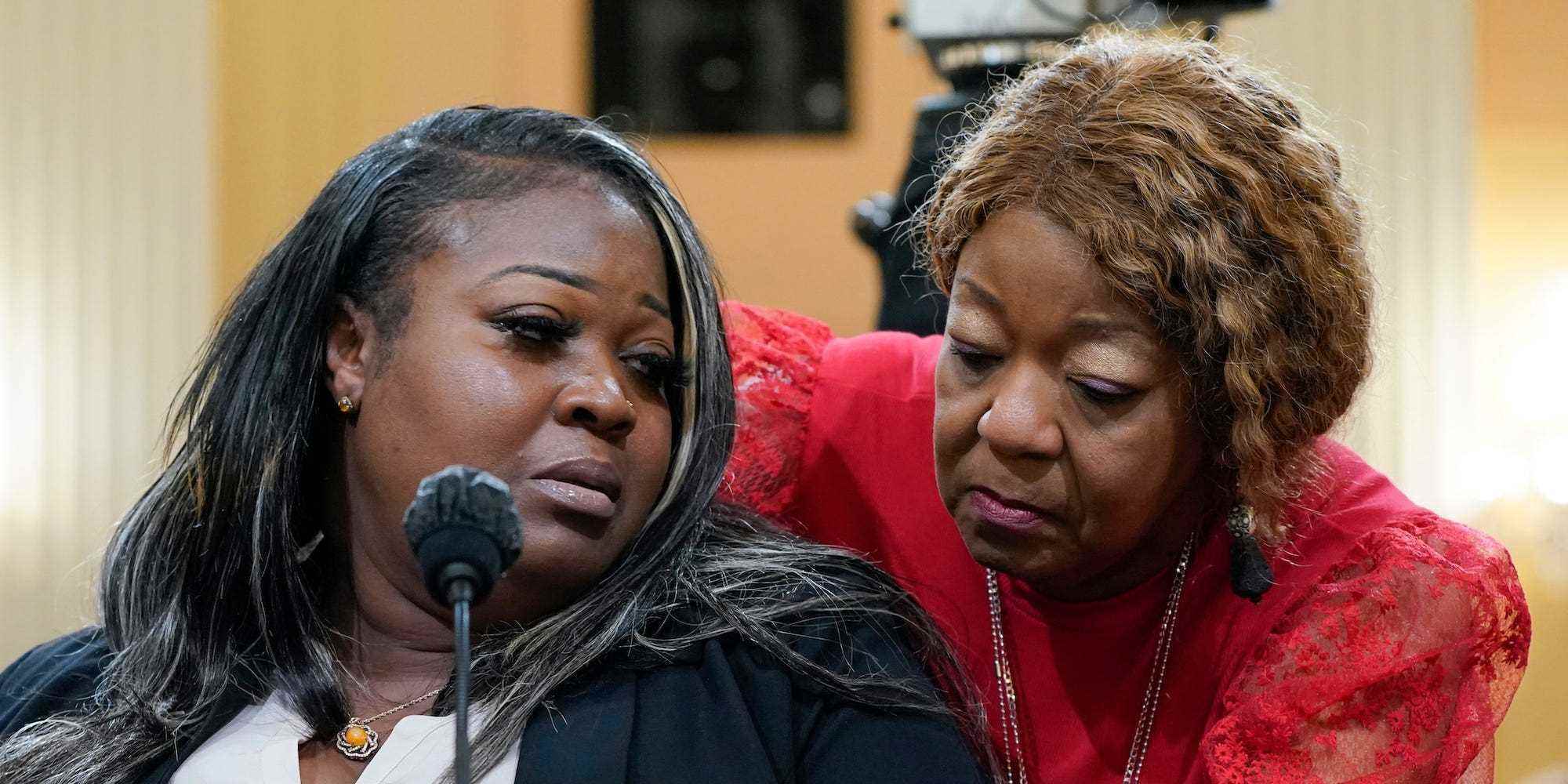 Wandrea „Shaye“ Moss, eine ehemalige Wahlhelferin aus Georgia, wird von ihrer Mutter Ruby Freeman getröstet, rechts, während der Ausschuss des Repräsentantenhauses, der den Angriff auf das US-Kapitol vom 6. Januar untersucht, weiterhin seine Ergebnisse einer einjährigen Untersuchung enthüllt
