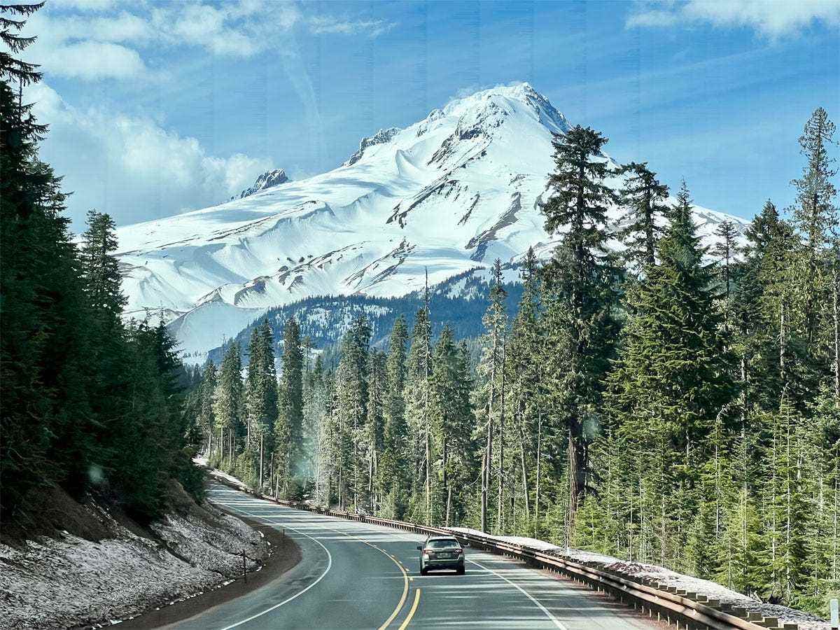 Mount Hood Gipfel mit Straße und Auto im Vordergrund