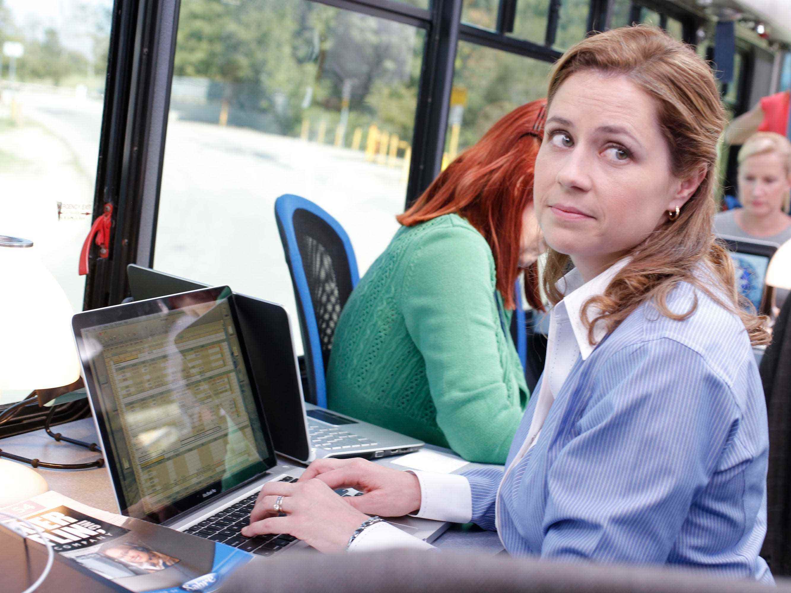 Jenna Fischer als Pam Halpert in der „Work Bus“-Folge von „The Office“.
